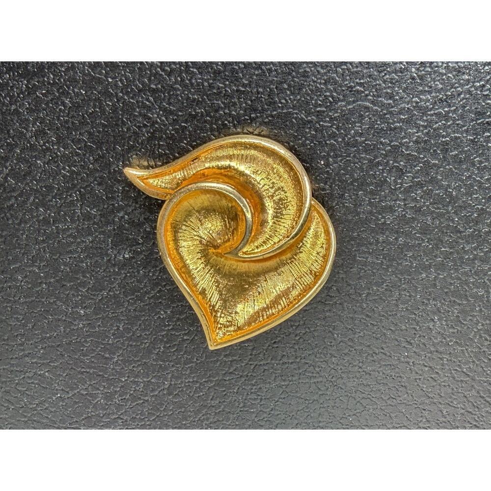 VTG Swirl Shell Gold Plated Vintage Brooch Pin Unmarked Glam Regal
